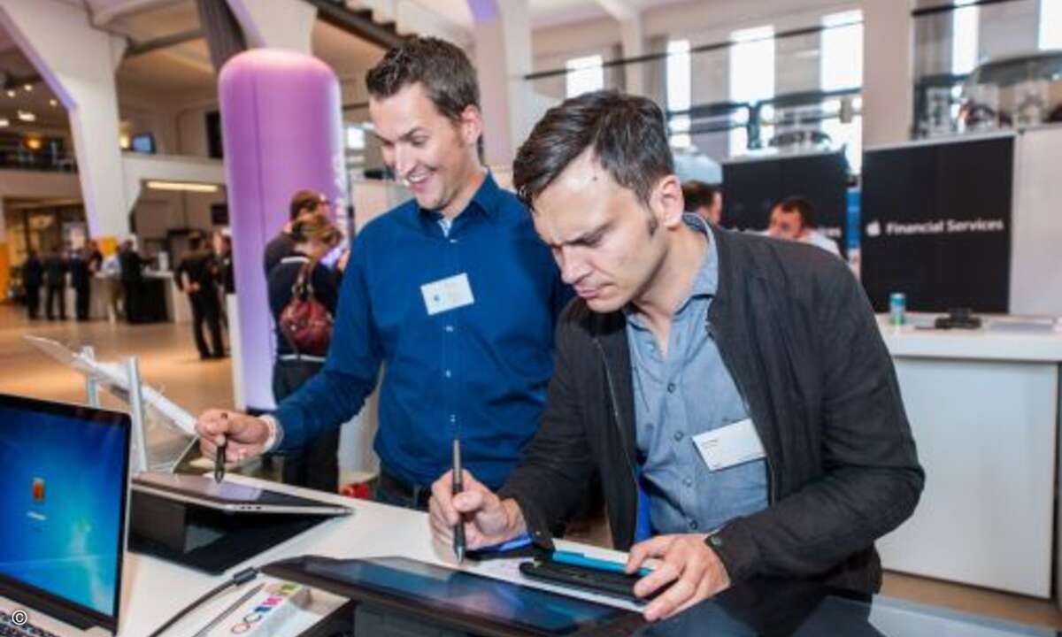 Aussteller und CPN Partner ließen sich gleichermaßen von der technischen Vielfalt auf der iGNITION begeistern. Hier: Markus Lawrenz (Apple Financial Services) und Jens Steger (ergo sum e.k.) beim Testen der neuesten Wacom Tablets (Foto: CPN)