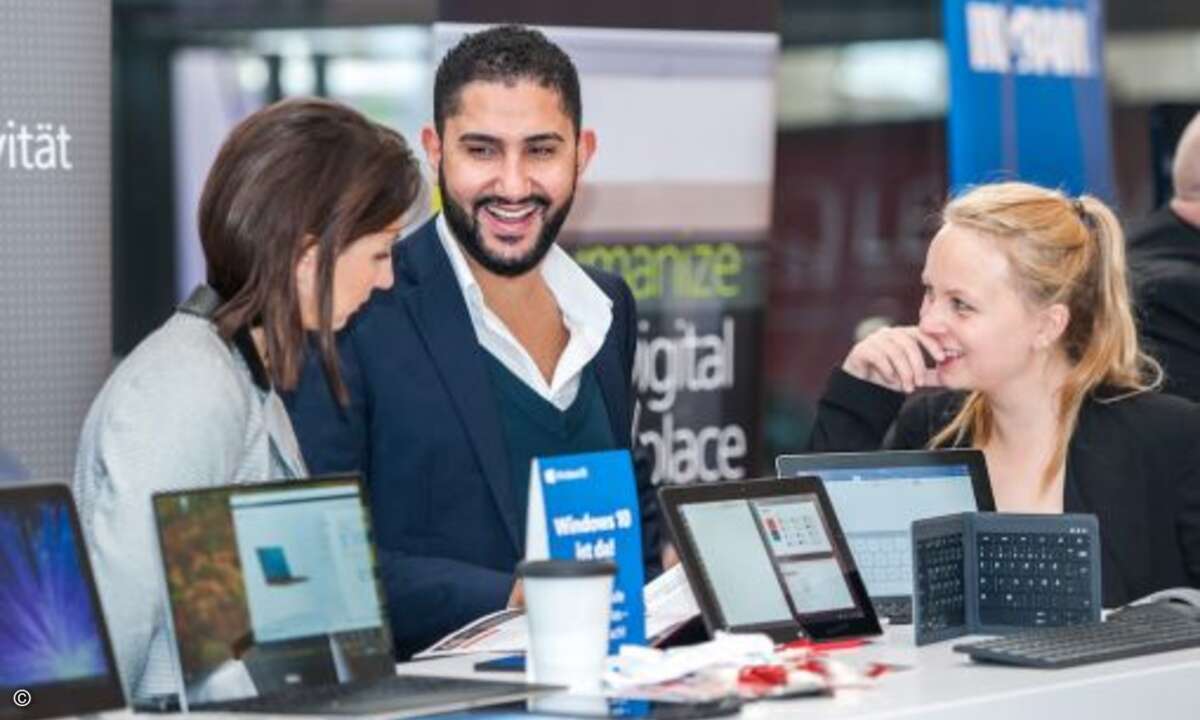 Einer der über 40 Aussteller war der Soft- und Hardwarehersteller Microsoft. Hier im Gespräch: Fuat Kirikci und Marit Lee Doermann (beide Microsoft) mit Annika Fröhlich (CPN) (Foto: CPN)
