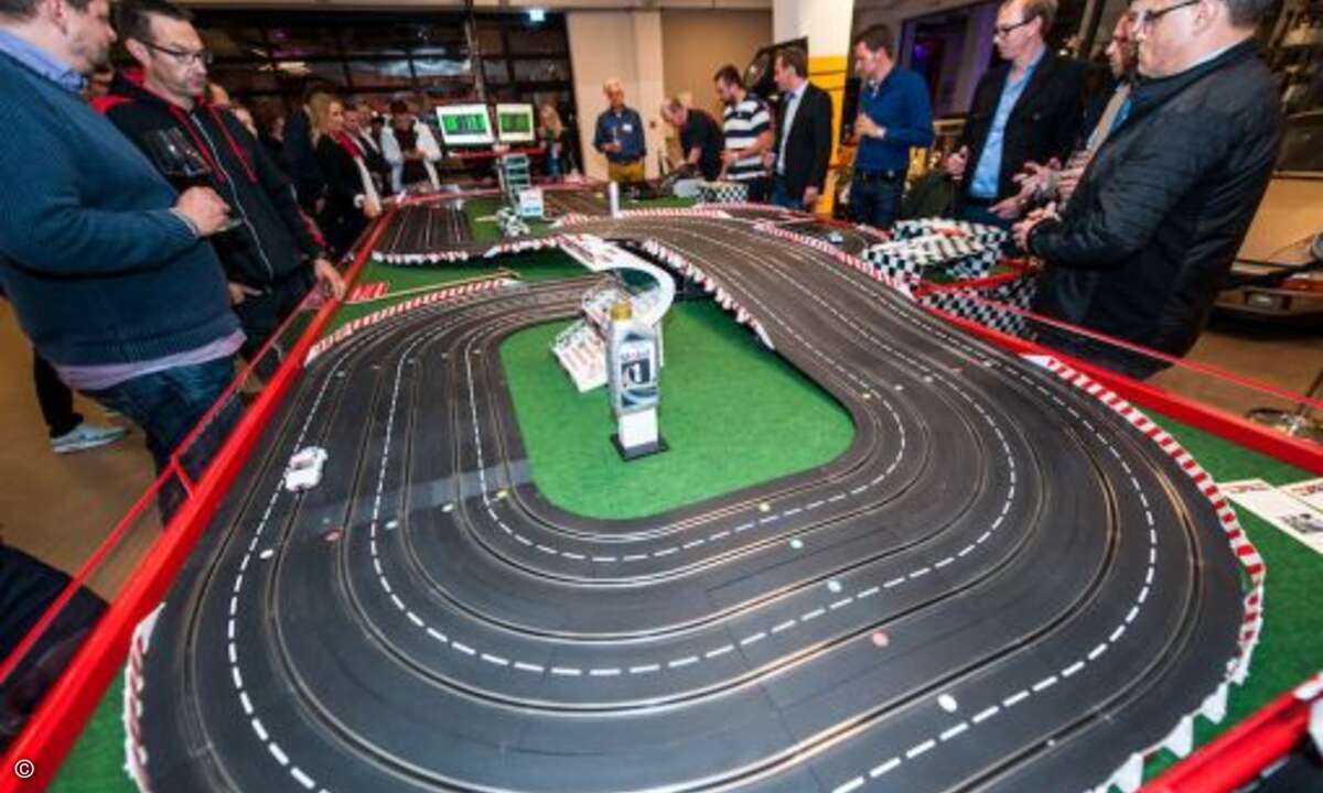 Auf die Plätze, fertig, los! Ob mit Anki Overdrive, Carrera oder einem Fahrsimulator – die Aussteller und CPN Partner konnten in Racing Games ihre Fahrkünste unter Beweis stellen (Foto: CPN)