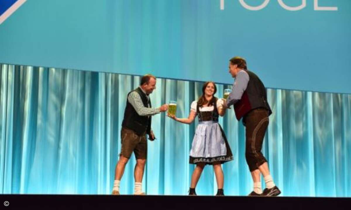 Das NetApp-Management stimmt sich schon während der General Session auf die Abendveranstaltung des zweiten Tages ein (Foto: NetApp)