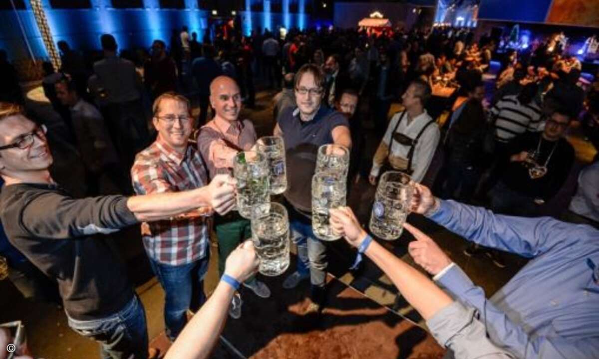 Kleiner Fauxpas: Erst zuprosten, dann die Maß leeren – und nicht umgekehrt (Foto: NetApp)