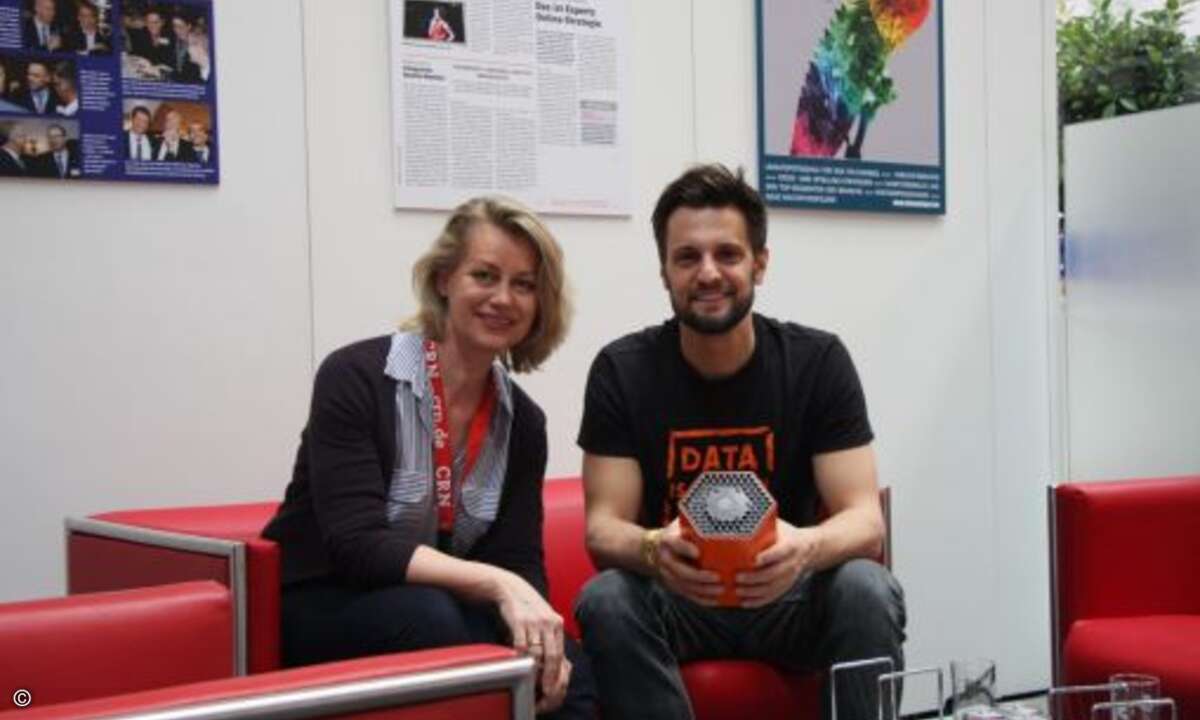Auf der CeBIT 2015 stellt Philipp Baumgärtel, Business Development Protonet, Maya auch in der CRN-Redaktion im Planet Reseller vor (Bild: CRN)