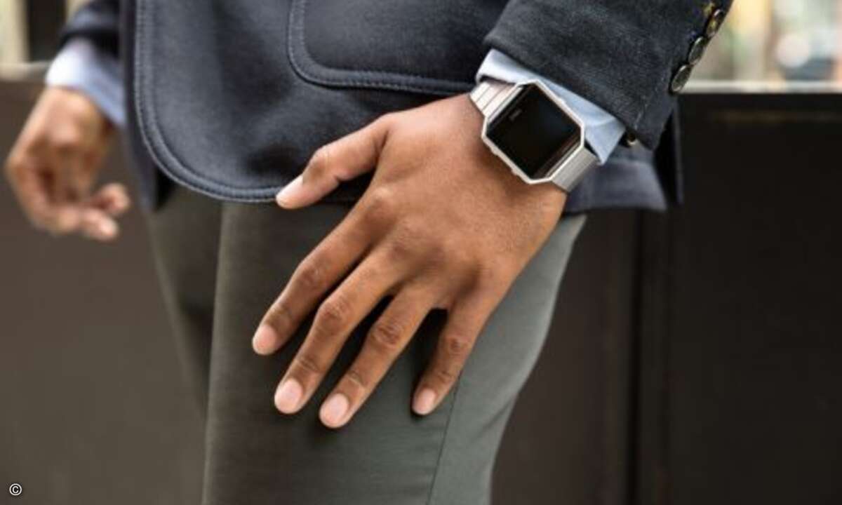 ... sondern auch mit Armbändern aus Edelstahl und Leder (Foto: Fitbit)