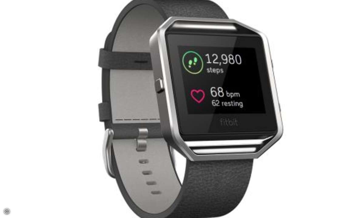 Die Uhr erfasst die Bewegungsdaten ihres Trägers und misst seinen Puls (Foto: Fitbit)