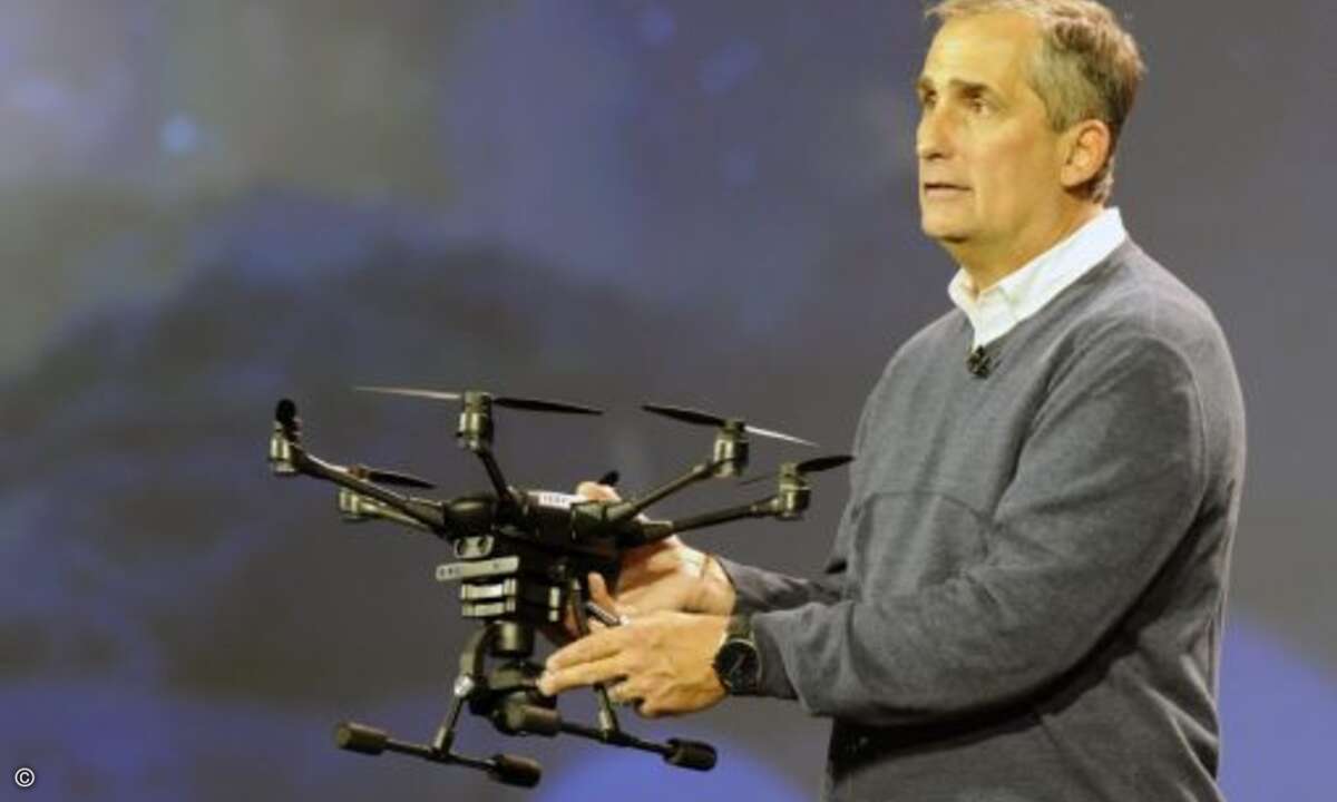 Intel-Chef Brian Krzanich mit einer Drohne, von denen auf der CES 2016 zahlreiche Modelle zu sehen waren (Bild: Intel)