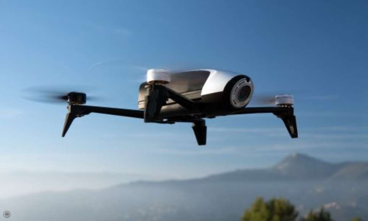 Die ultraleichte All-in-One-Drohne »Parrot Bebop 2« mit mit integrierter Full-HD Weitwinkelkamera (Bild: Parrot)