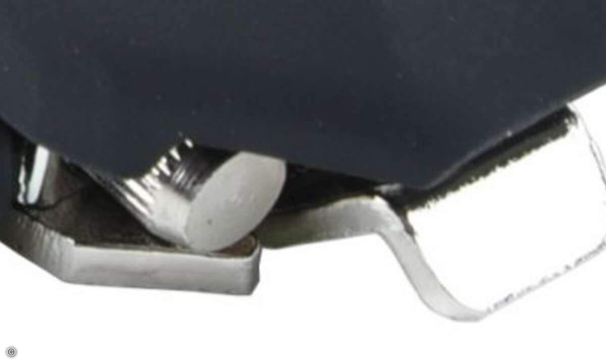 Auf der Rückseite schützt ein Bügel die Blast Mouse vor dem Kippen im Gaming-Einsatz (Foto: Sandberg)