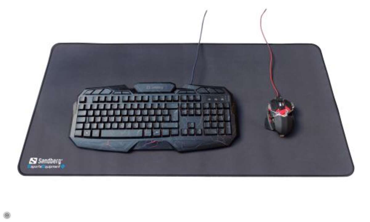 Die passende Unterlage für die robusten Gaming-Geräte bietet das Gamer Desk Pad XXXL (Foto: Sandberg)