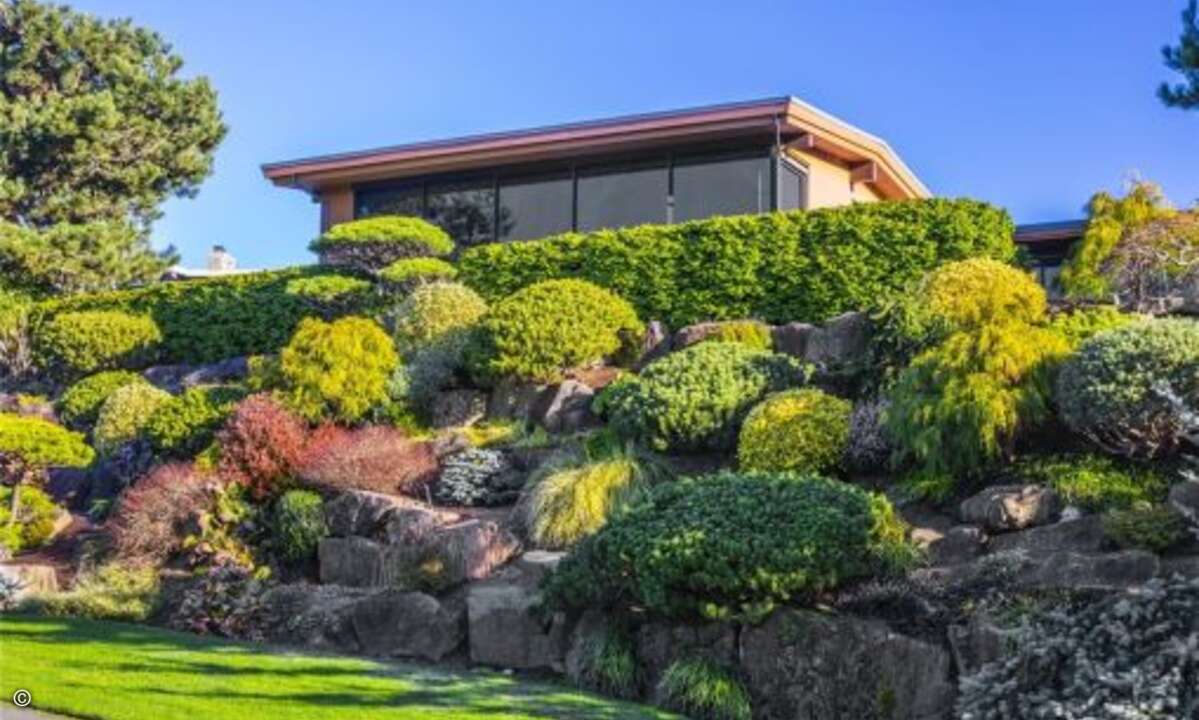 Das Haus von Microsoft-Chef Satya Nadella steht im Grünen auf einem etwa 1.800 Quadratmeter großen Grundstück (Foto: NWMLS / Windermere Real Estate / Redfin)