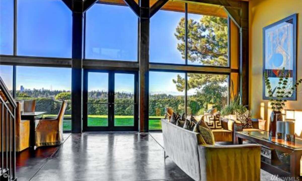 Aus dem Wohnzimmer kann man direkt ein beeindruckendes Panorama bewundern (Foto: NWMLS / Windermere Real Estate / Redfin)