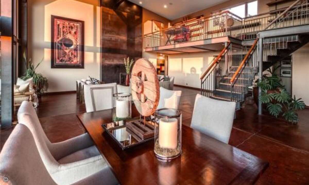 Der Wohnbereich mit Galerie ... (Foto: NWMLS / Windermere Real Estate / Redfin)