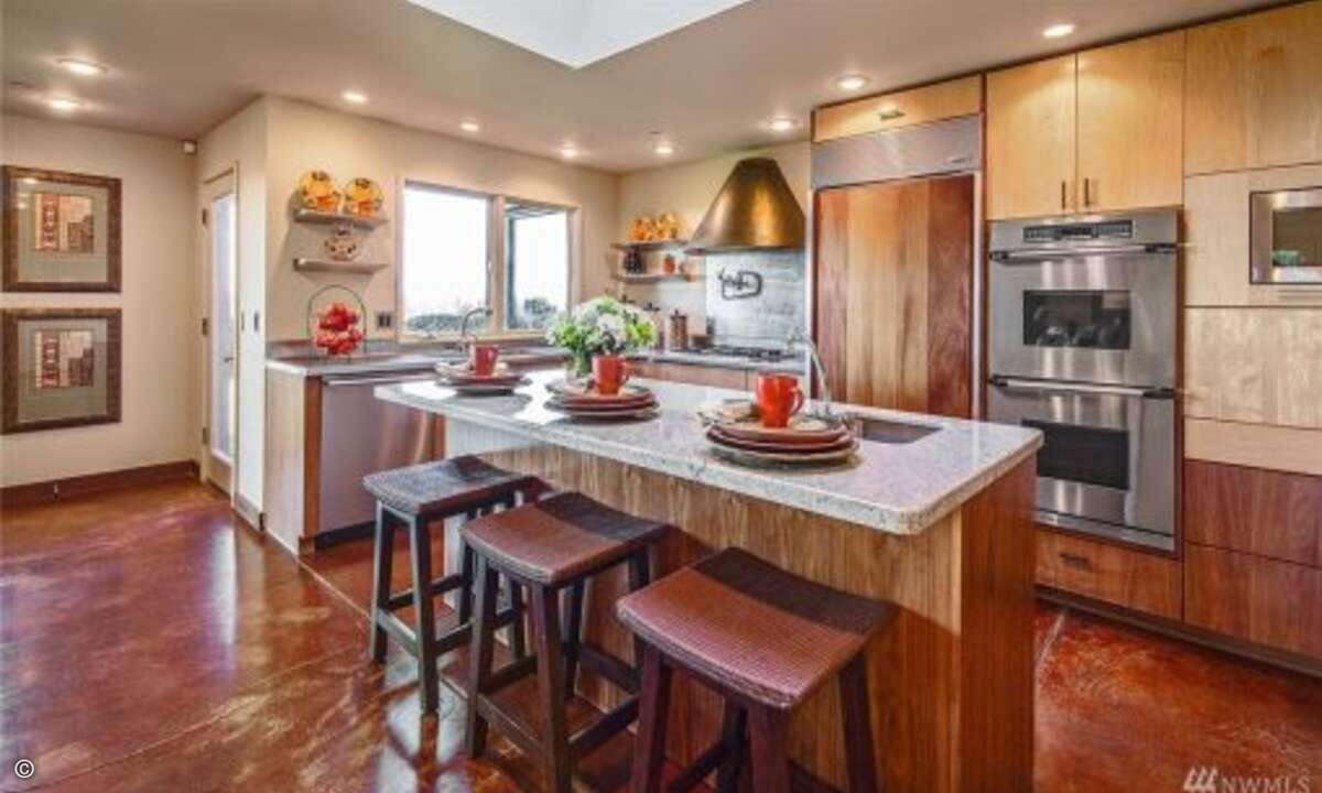 Die Küche ... (Foto: NWMLS / Windermere Real Estate / Redfin)