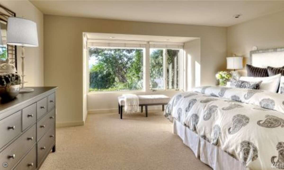 Eines der Schlafzimmer ... (Foto: NWMLS / Windermere Real Estate / Redfin)