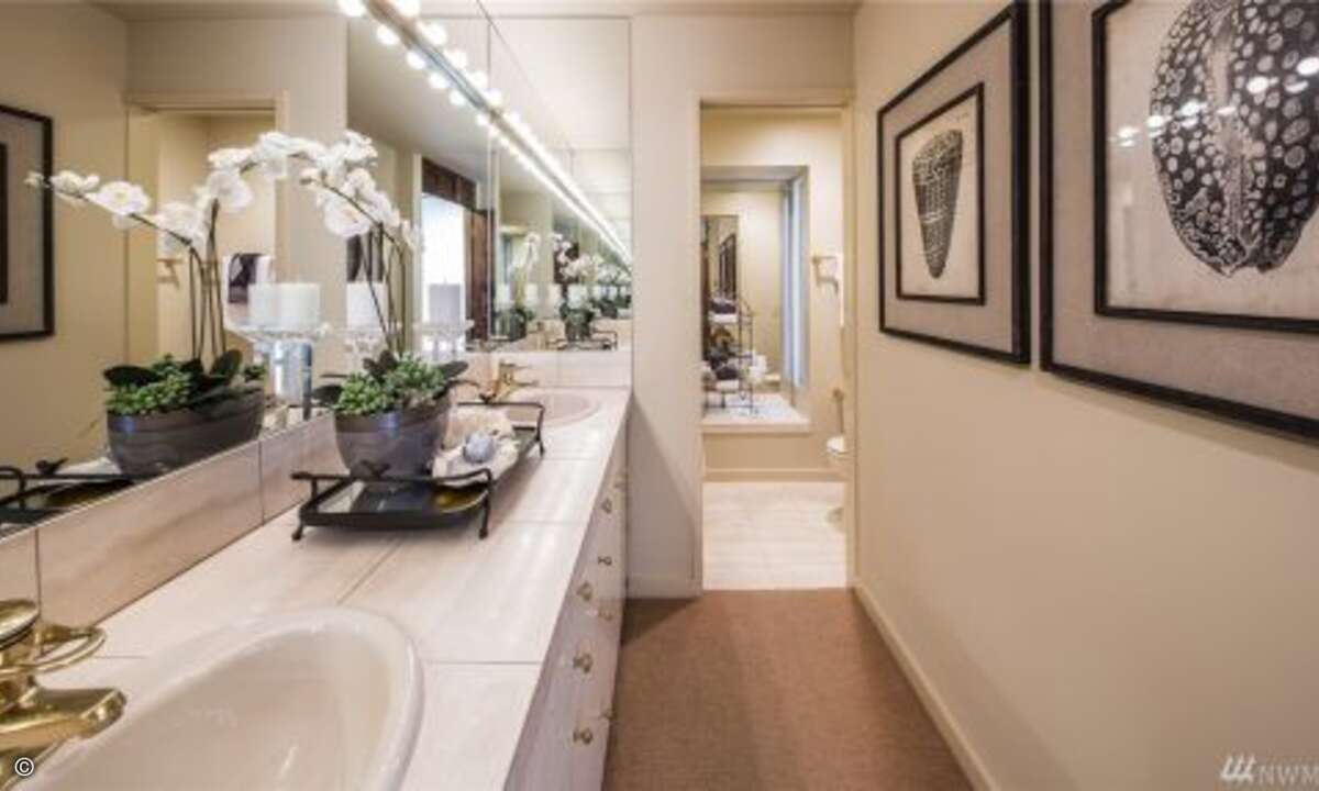 ... und eines der Bäder (Foto: NWMLS / Windermere Real Estate / Redfin)