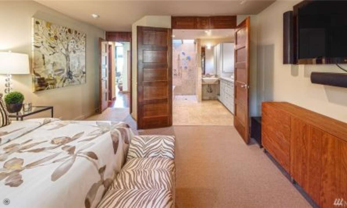 Insgesamt gibt es vier Schlafzimmer und drei Bäder (Foto: NWMLS / Windermere Real Estate / Redfin)