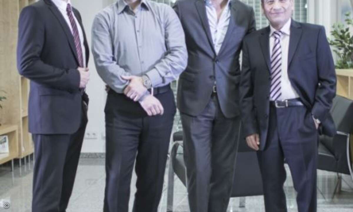 Ramon Baca Gonzalez und Jerry Artishdad von Artec rahmen Andreas Schmidt von Novalyst und Shahram Rokni von Systrade ein (Foto: Artec)