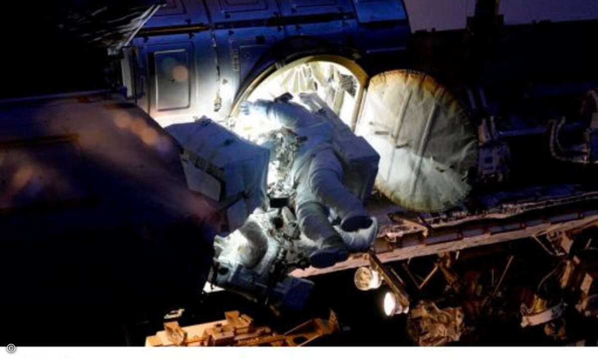 Beim Ausstieg aus der ISS ließ sich Peake noch von seinen Kollegen ablichten (Foto: Tim Peake, Twitter / ESA)