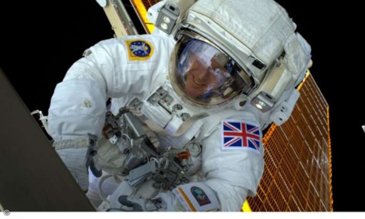 Ziel seines Ausflugs war eines der Solarmodule (Foto: Tim Peake, Twitter / ESA)