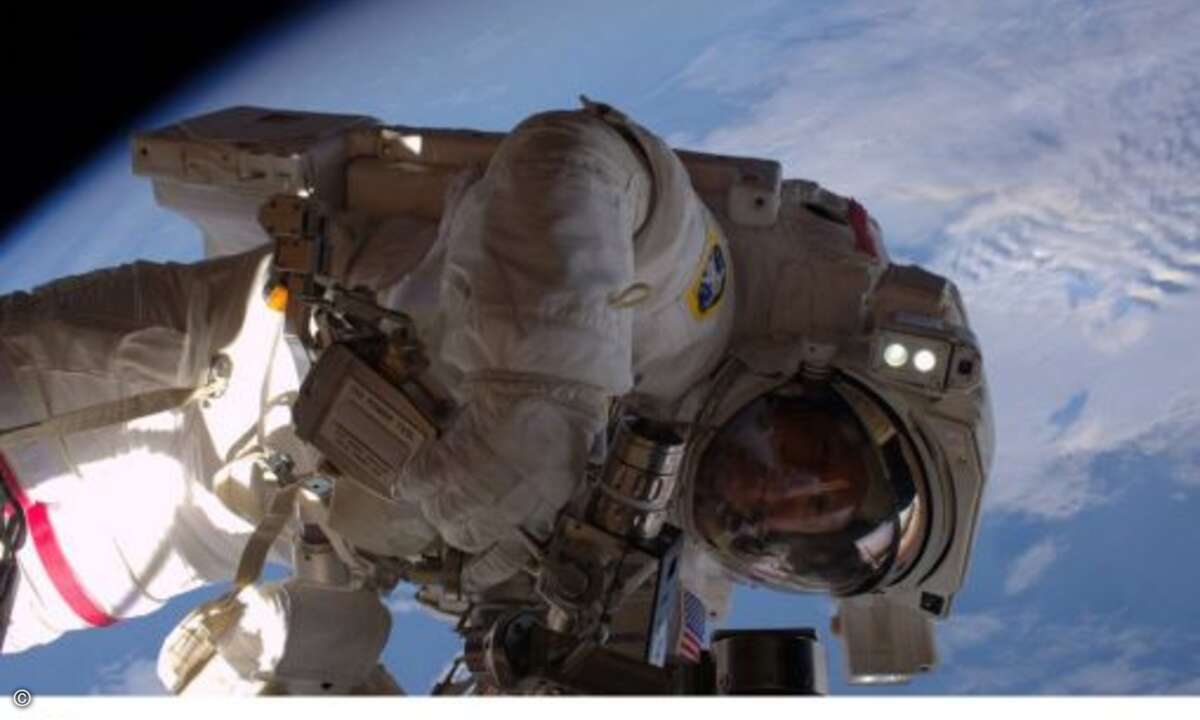 Mit einem Akkuschrauber für echte Männer reparierte Peake die Energiequelle vor der eindrucksvollen Kulisse unseres Planeten... (Foto: Tim Peake, Twitter / ESA)