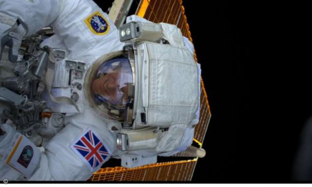 ... und wurde dabei auch selbst von dem Gerät etwas mitgedreht (Foto: Tim Peake, Twitter / ESA)