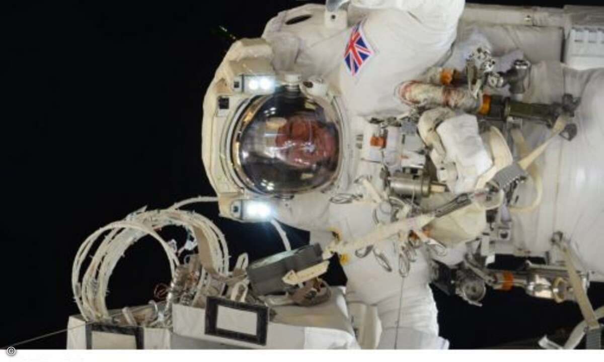 Anschließend tauschte Peake den Akkuschrauber gegegn eine Kamera...(Foto: Tim Peake, Twitter / ESA)