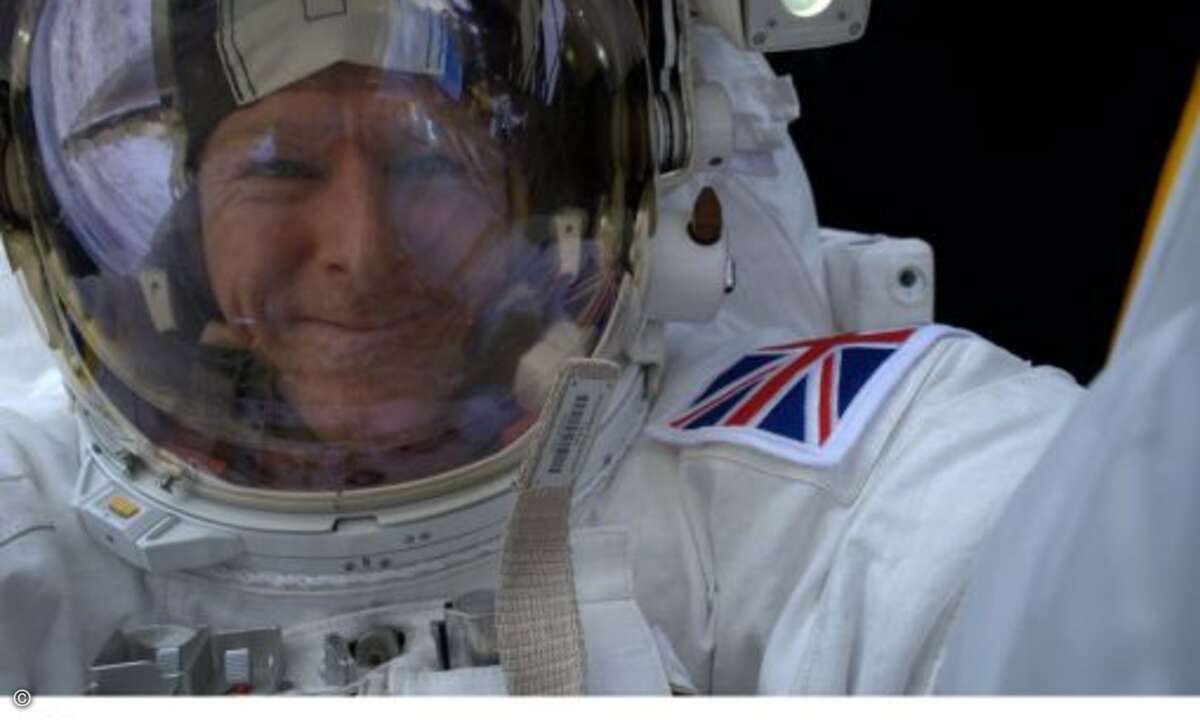... und nutzte die verbleibende Zeit für ein paar wirklich ungewöhnliche Selfies (Foto: Tim Peake, Twitter / ESA)
