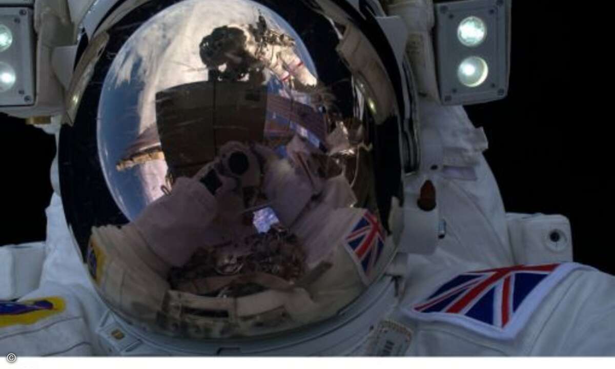Selfie mit Weltall, ISS und Erde - besser geht es wohl wirklich nicht (Foto: Tim Peake, Twitter / ESA)