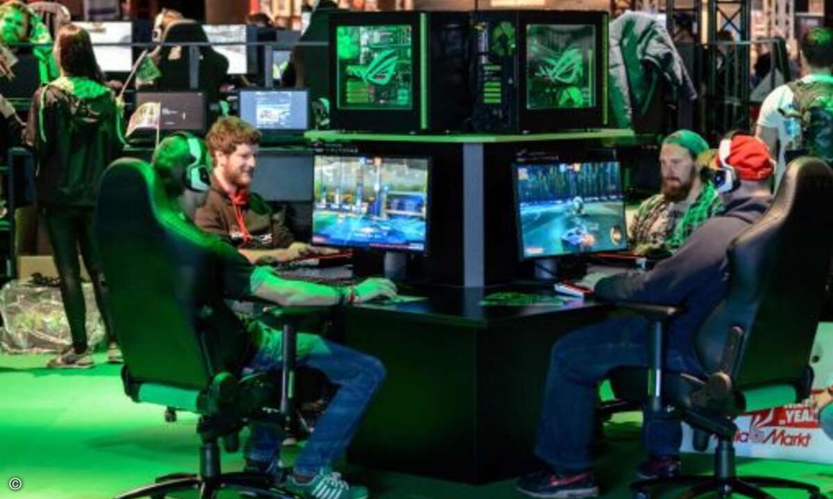 Zahlreicher Gamer ließen in der Halle 5 der Leipziger Messe Erinnerungen an alte Gamescom-Zeiten aufkommen (Bild: Leipziger Messe GmbH / Jens Schlüter)