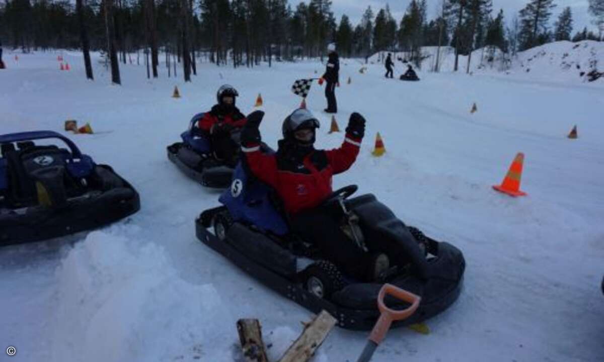 Der Gewinner des Kart Racing auf Schnee und Eis bei der Zieleinfahrt (Bild: Asus)