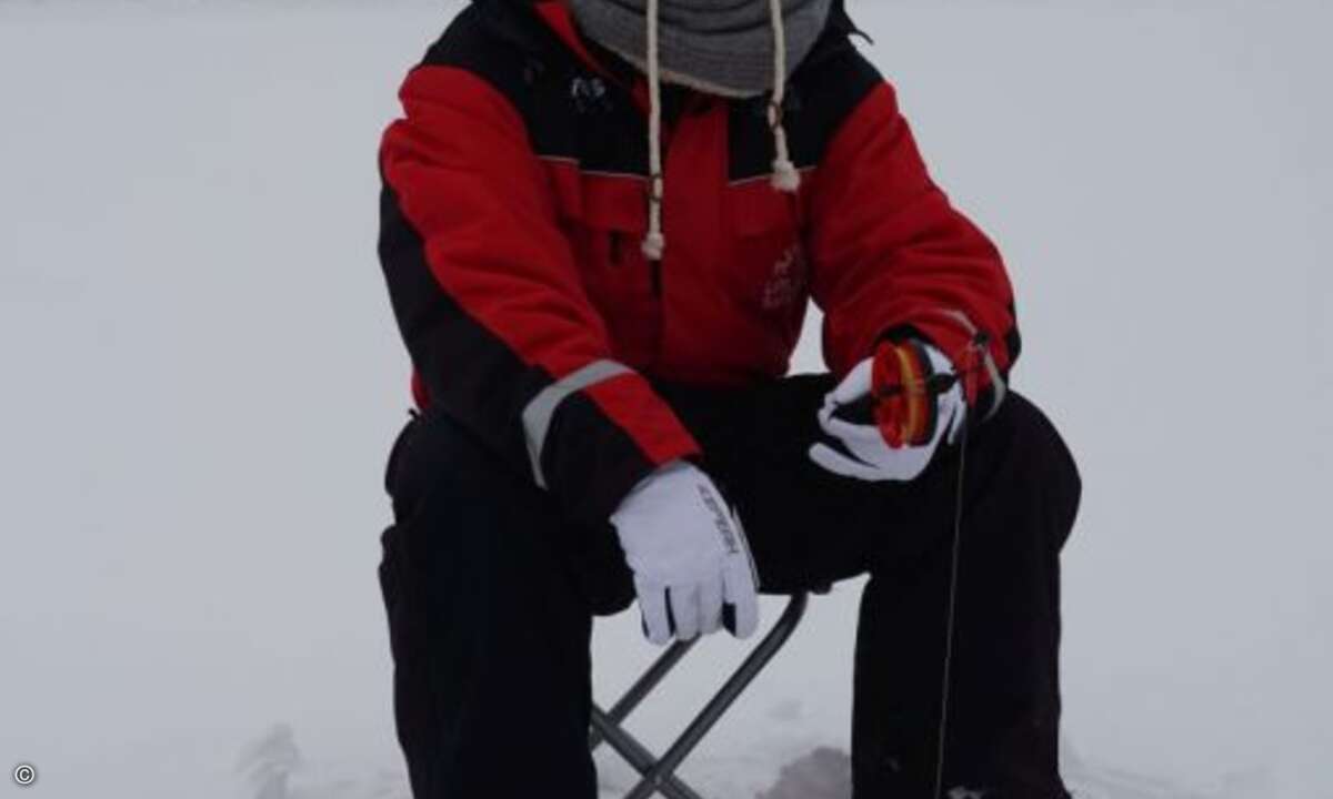 Thomas Dreßler von Haupt IT bewies Geduld beim Eisfischen (Bild: Asus)