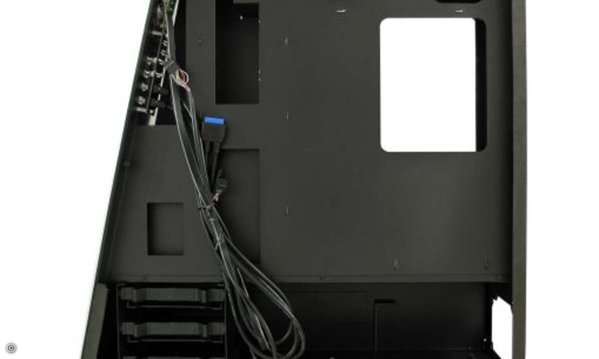 Die Kabel lassen sich sauber geordnet und gut zugänglich hinter dem Mainboardschlitten verlegen. (Foto: LC-Power)