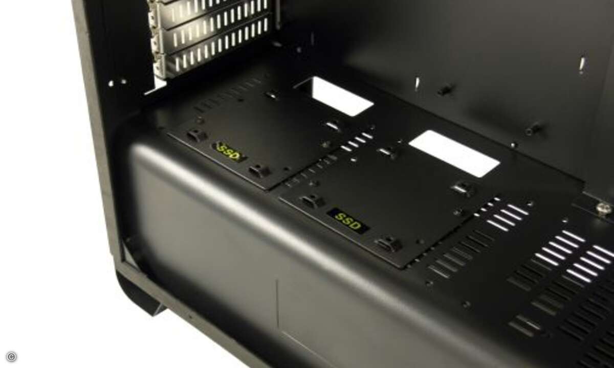Zudem sind Halterungen für vier 2,5 Zoll-SSDs vorhanden (Foto: LC-Power)