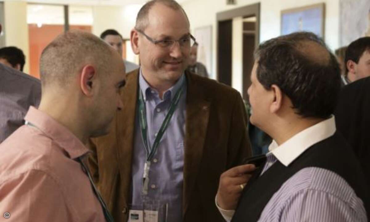 Gunther Dietrich von Apia Systemhaus, Dietmar Hellmich von Hellmich-IT und Tome Spasov von Ectacom nutzen eine Pause für angeregte Diskussionen (Foto: Kaspersky)
