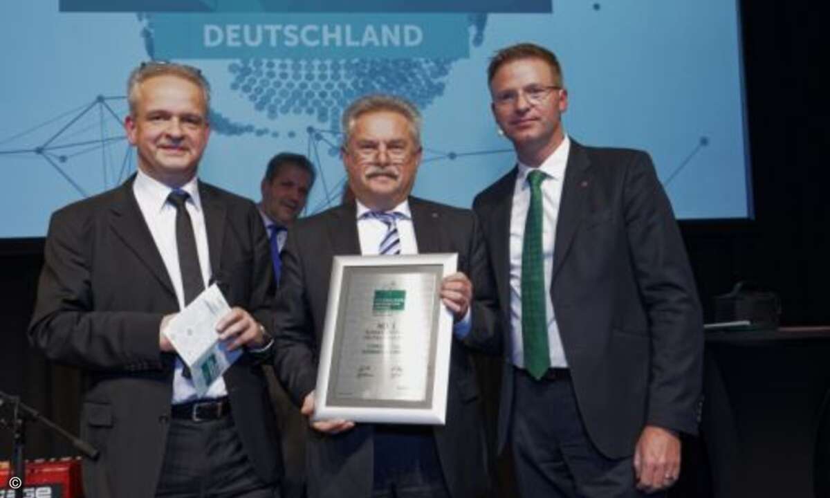 Uwe Rehwald und Holger Suhl von Kaspersky rahmen Josef Thoma von Cyprotect ein, dem Business Partner Deutschland 2015 (Foto: Kaspersky)
