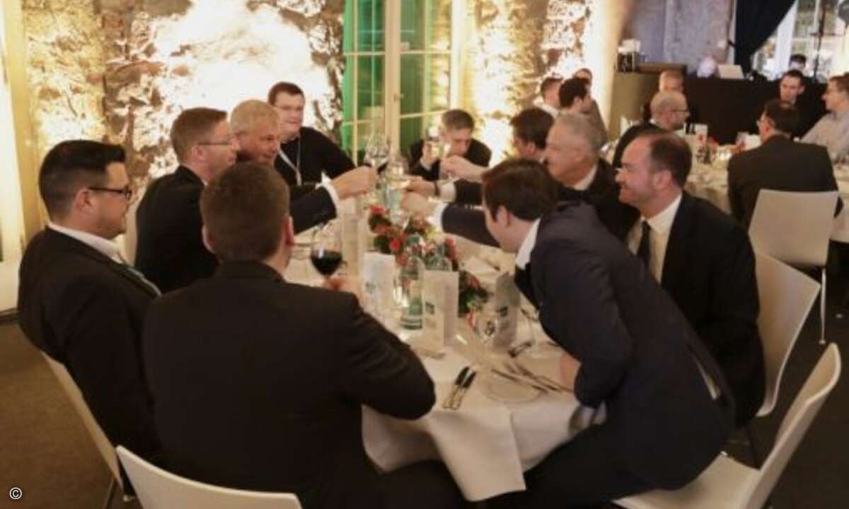 Die Kaspersky-Partner stoßen auf ein erfolgreiches Jahr 2016 an (Foto: Kaspersky)