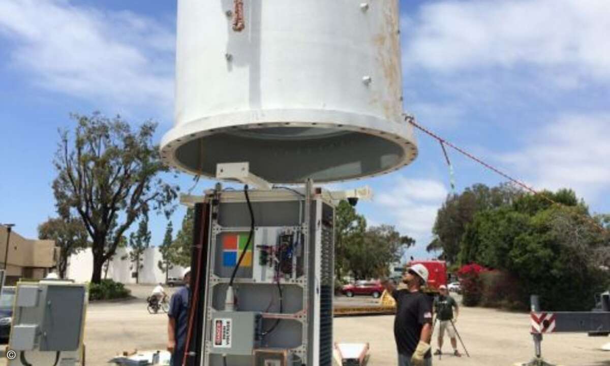 Das Rack wird in der Kapsel eingelassen (Foto: Microsoft)