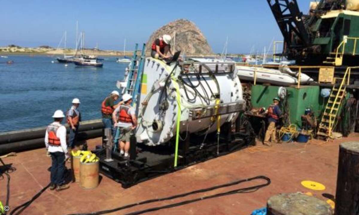 Das Unterwasser-Rechenzentrum wird zum Einsatzort gebracht .. (Foto: Microsoft)