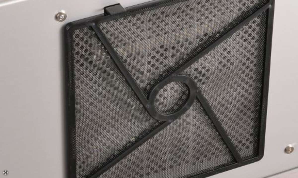 Der Staubfilter auf der Unterseite ist mit Clips befestigt (Foto: Lian Li)