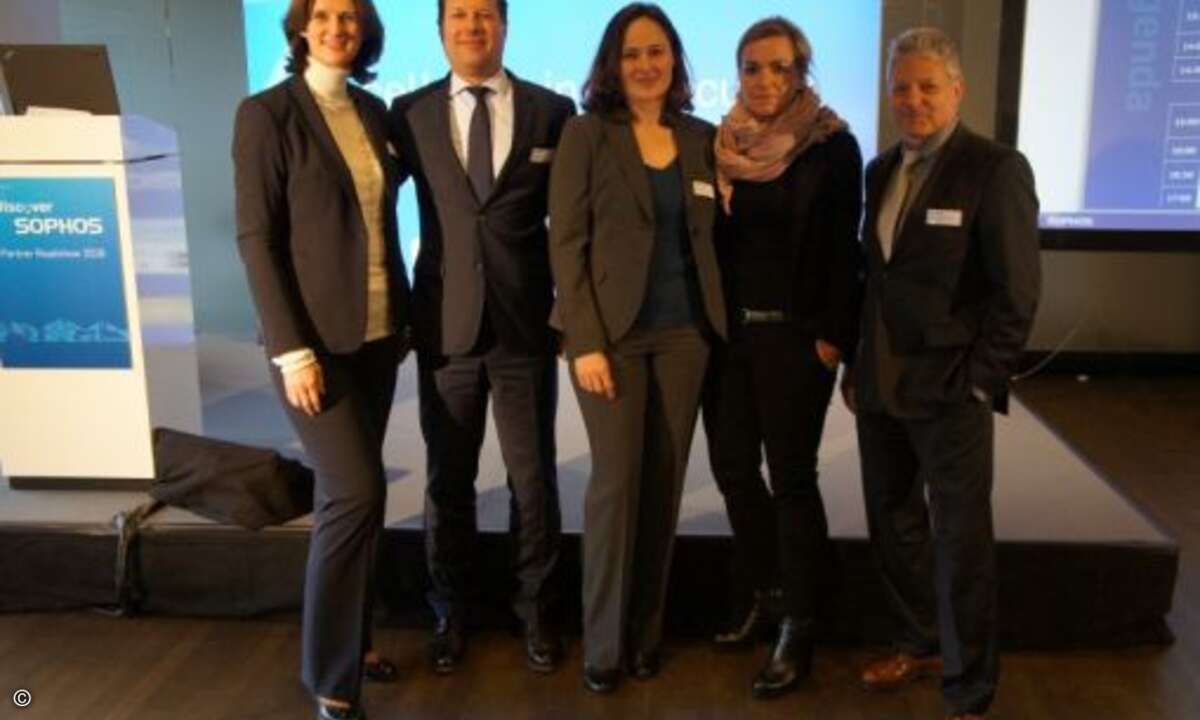 Das Sophos-Team Katja Meyer, Helmut Nohr, Nensi Klein und Karl-Heinz Warum mit Carolin Schlüter von CRN (2.v.r.) (Foto: CRN)
