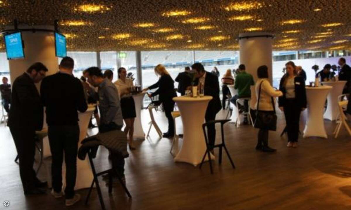 Angeregter Erfahrungsaustausch mit Blick in den Innenraum der Allianz Arena (Foto: CRN)