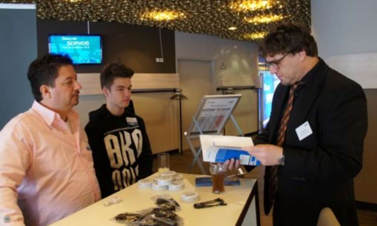 Torsten Rasche von Also (r.) im Gespräch mit Partnern (Foto: CRN)