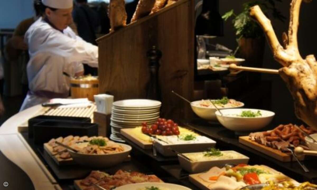 Im Münchner Fußball-Tempel gab es für die Gäste keineswegs nur Currywurst und Bier, sondern ein äußerst leckeres Essen (Foto: CRN)