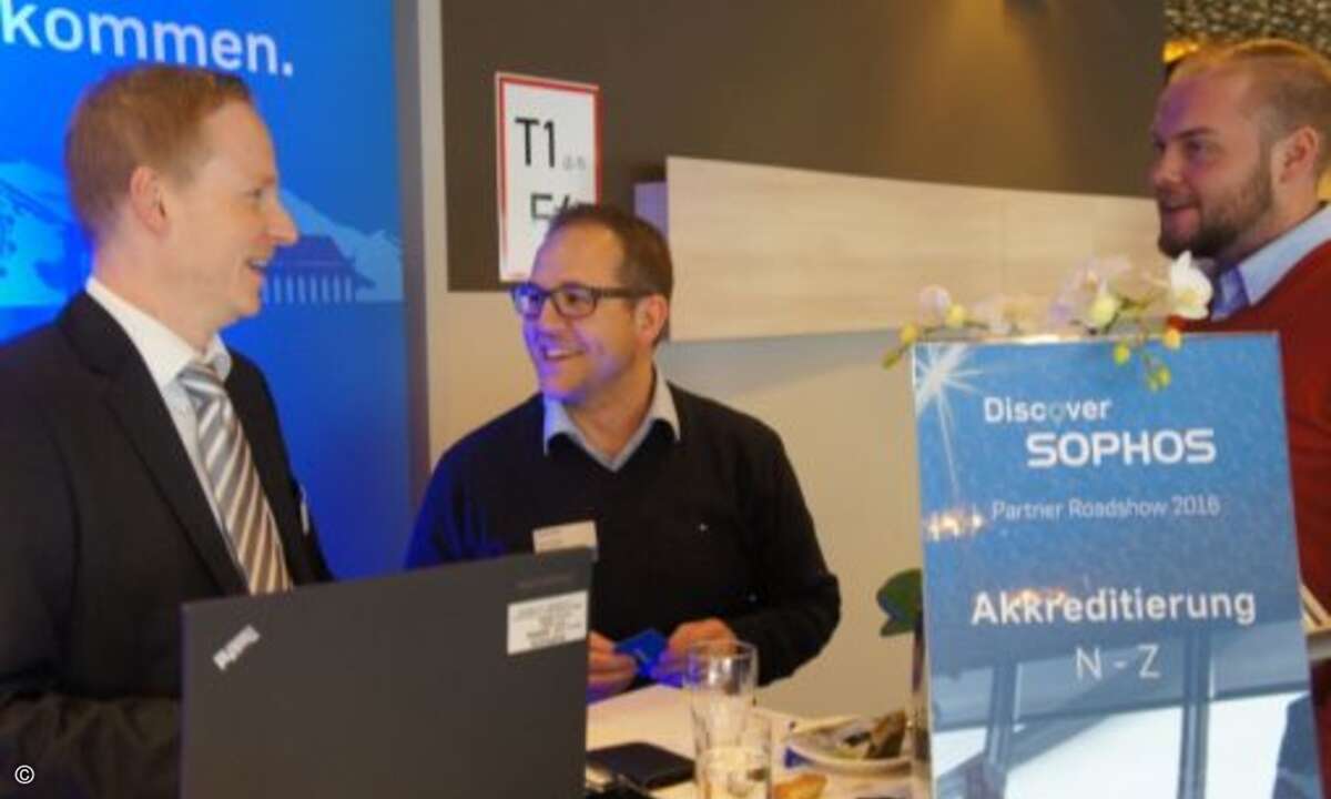 Lockerer Plausch mit Sebastian Fiene (Sophos, l.) am Empfang (Foto: CRN)