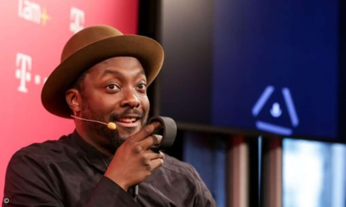 Musiker will.i.am stellte auf dem MWC 2016 die erste Smartwatch der Telekom vor (Bild: Deutsche Telekom)