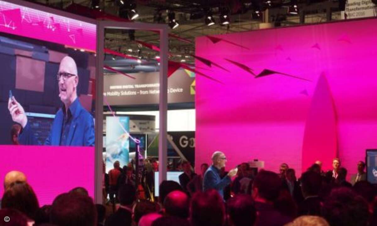 Timotheus Höttges, Vorstandsvorsitzender der Deutschen Telekom, erläuterte am Telekom-Stand ... (Foto: CRN)