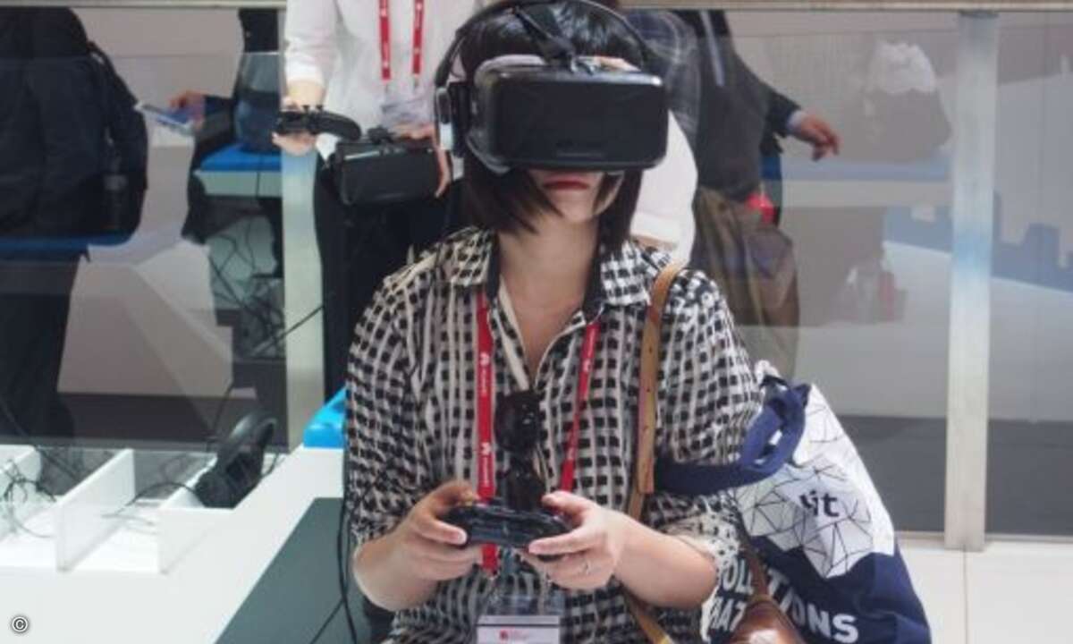 Mit der VR-Brille auf Entdeckungstour (Foto: CRN)