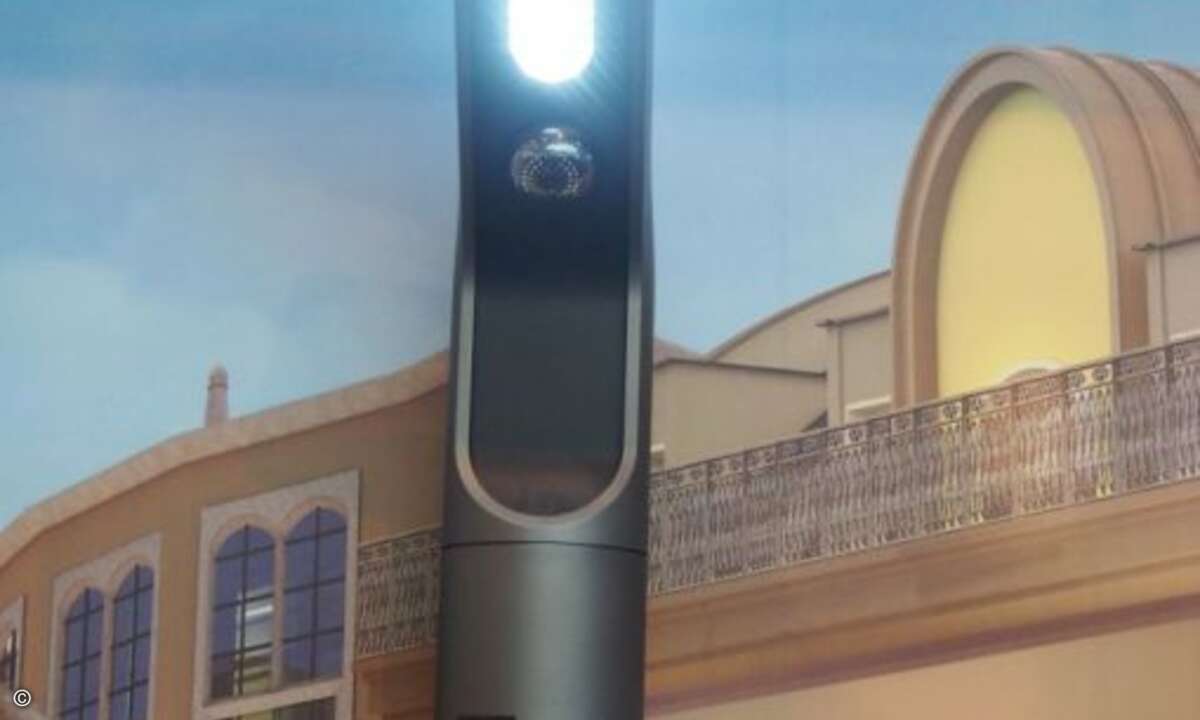 Diese Straßenlampe von Huawei leuchtet nicht nur den Weg, sondern verfügt über WLAN, einer Sicherheitskamera .. (Foto: CRN)