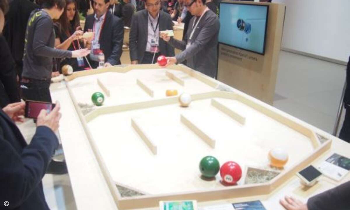 Besucher konnten am Sony-Stand mit den neuen Smartphones ihre Kugel ins Rennen schicken (Foto: CRN)