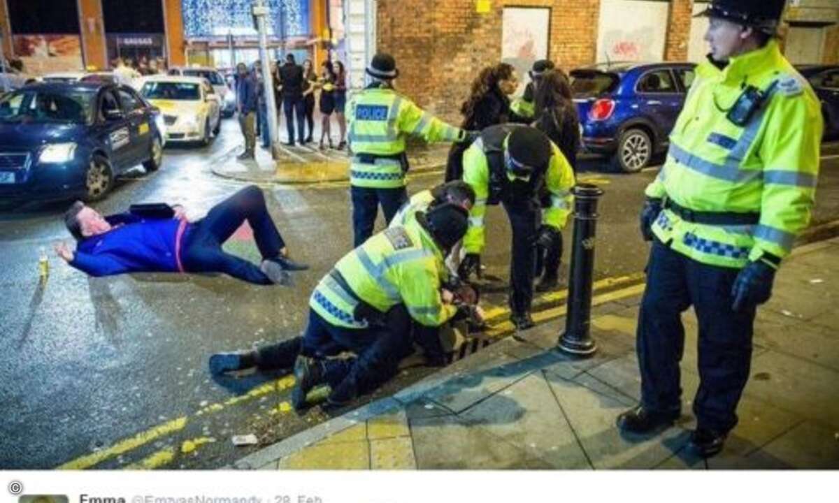 Auch auf dem »Suff-Bild« von der Silvester-Nacht in Manchester darf das selbsternannte Feierbiest nicht fehlen (Foto: Twitter.com)