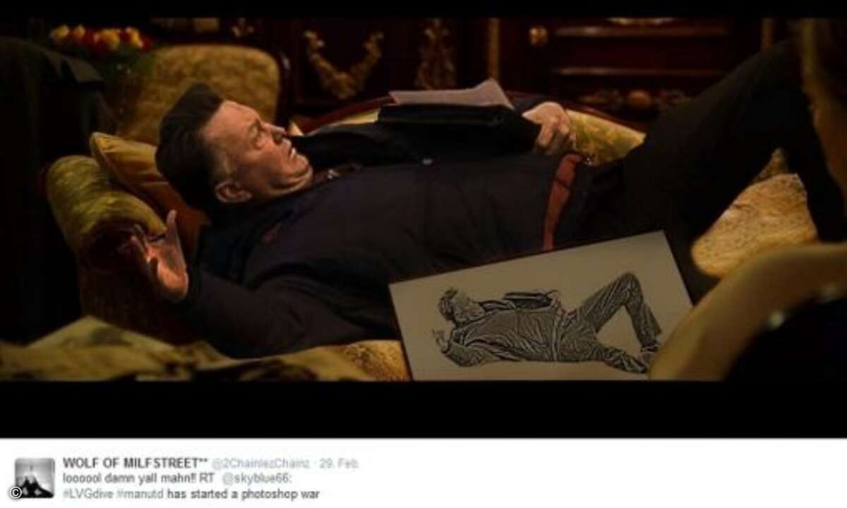 .. bringt sich in Pose (Foto: Twitter.com)